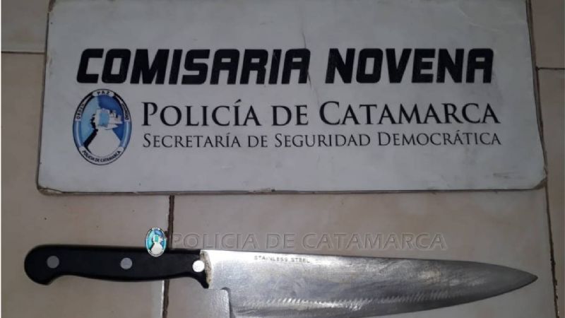 Tomaba bebidas alcohólicas en la calle y agredió a policías con un cuchillo