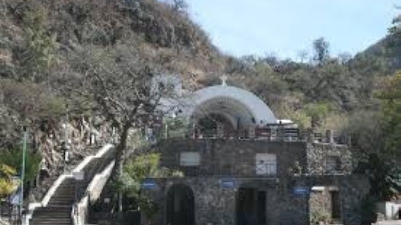 Encuentran a una familia extraviada en una montaña de La Gruta