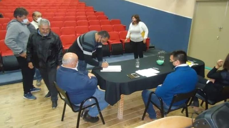 Municipales de Pomán acordaron un aumento del 35% en tres pagos