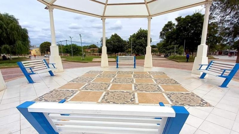 Nuevos bancos en Plaza 25 de Mayo de Recreo