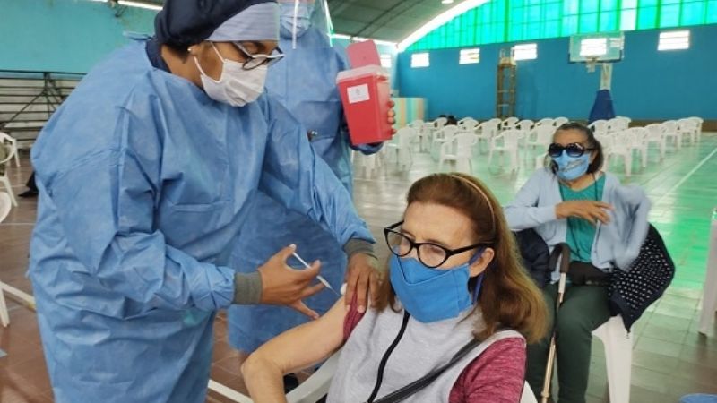 Se completa la vacunación del primer grupo de adultos mayores en toda la provincia