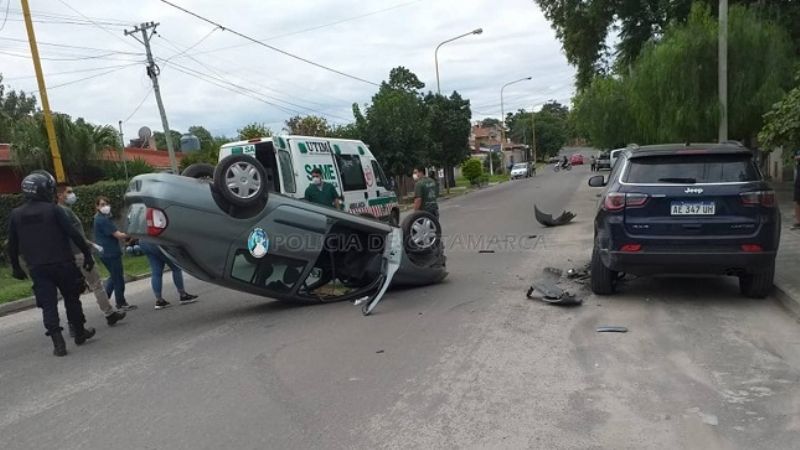 Chocó contra un auto estacionado y volcó