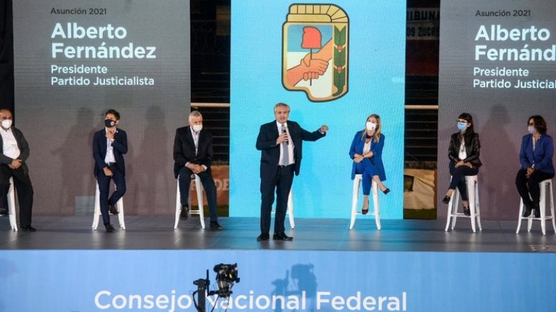 “Vacunamos a los argentinos mientras otros hacen Zoom en la cama”