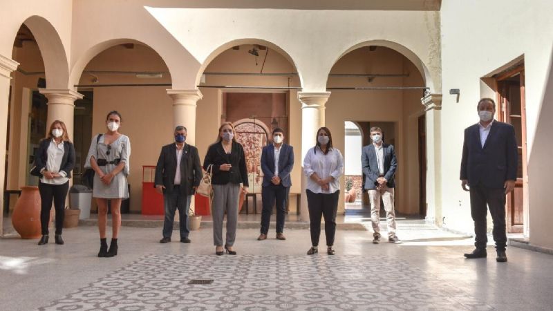 Senadores visitan la muestra de Ciencia e Innovación en la Casa de la Cultura