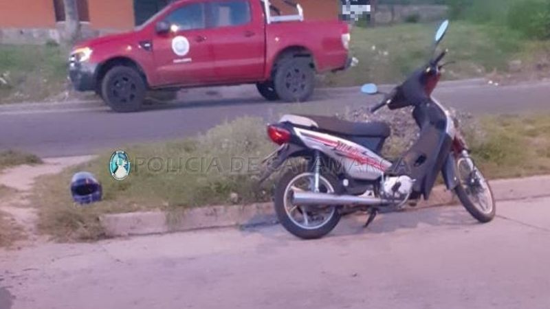 Menor conducía una moto, perdió el control y se cayó