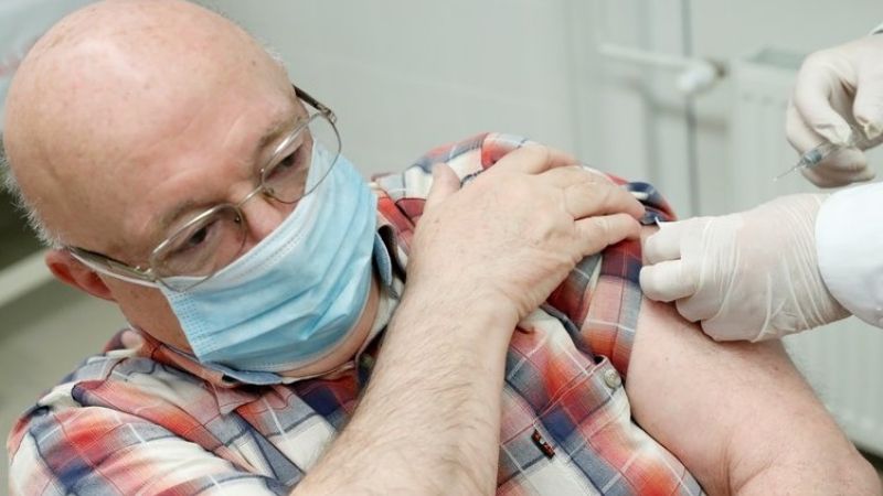 ANMAT recomendó la aplicación de la vacuna Sinopharm para mayores de 60 años