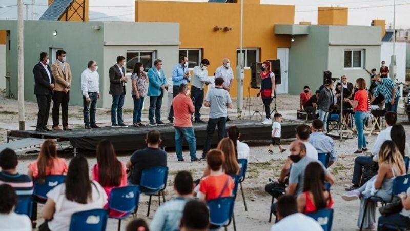 Entregaron viviendas para solteros y familias en Valle Chico