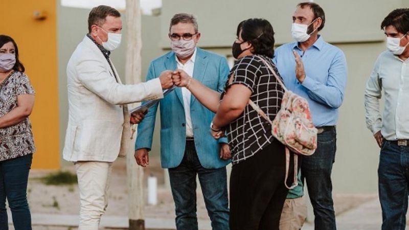 Entregaron viviendas para solteros y familias en Valle Chico