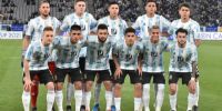 LOS PIBES ARGENTINOS con sendos homenajes a Maradona y Luque en las camisetas.