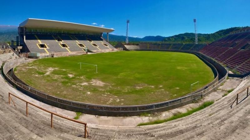 Avanzan con los trabajos para iluminar el campo de juego del Bicentenario