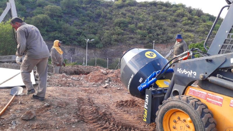 Avanzan con los trabajos para iluminar el campo de juego del Bicentenario