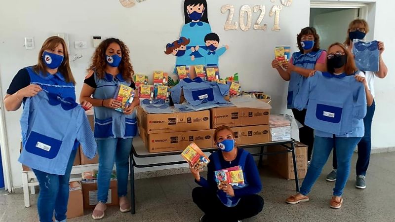 Guardapolvos y kits escolares para todos los jardines