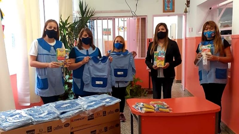 Guardapolvos y kits escolares para todos los jardines