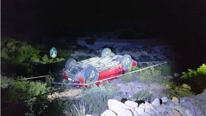 Camioneta volcó y cayó a un barranco en Belén