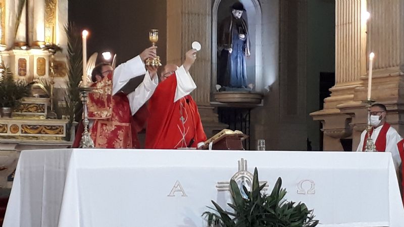 Con el recorrido del Cristo Crucificado por las calles inició la Semana Santa