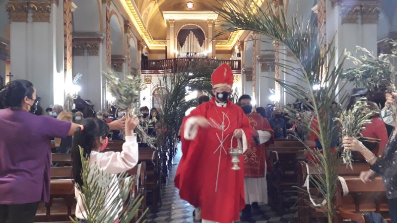 Con el recorrido del Cristo Crucificado por las calles inició la Semana Santa