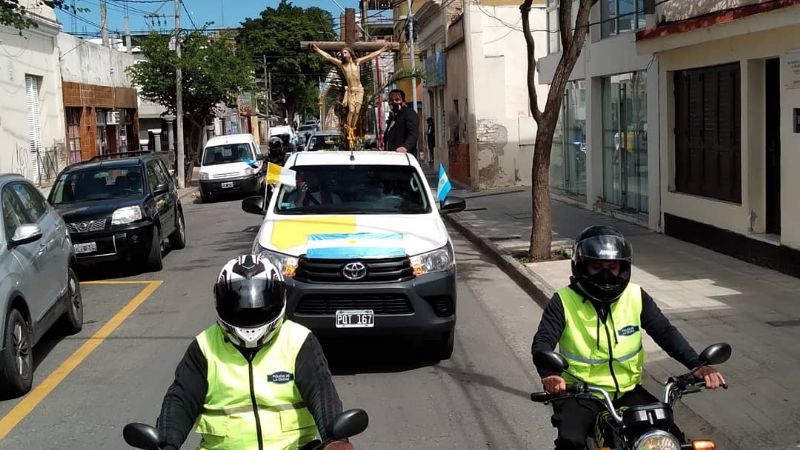 Con el recorrido del Cristo Crucificado por las calles inició la Semana Santa