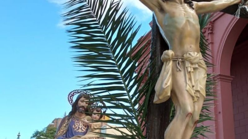 Con el recorrido del Cristo Crucificado por las calles inició la Semana Santa