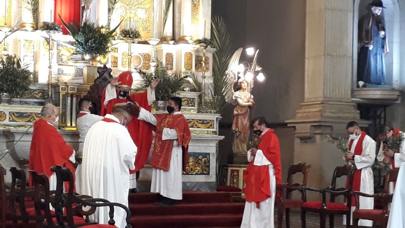 Con el recorrido del Cristo Crucificado por las calles inició la Semana Santa