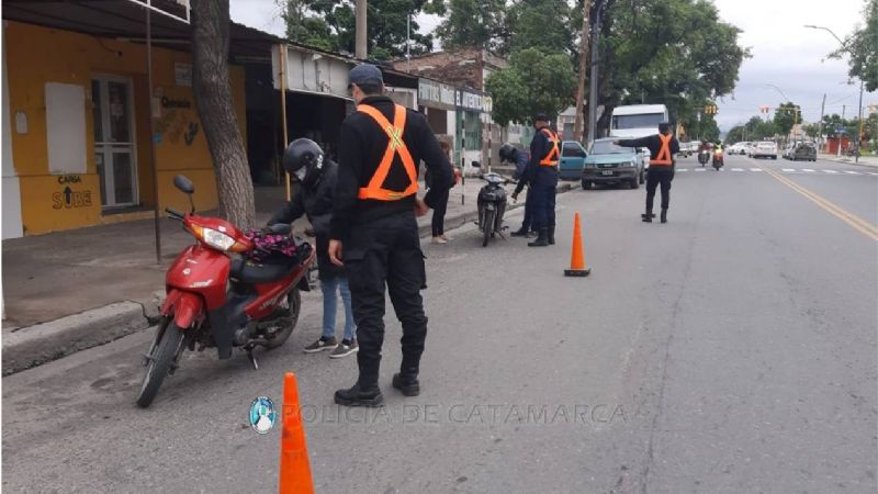 Descontrol: más de 50 vehículos secuestrados y notificaciones por fiesta privada