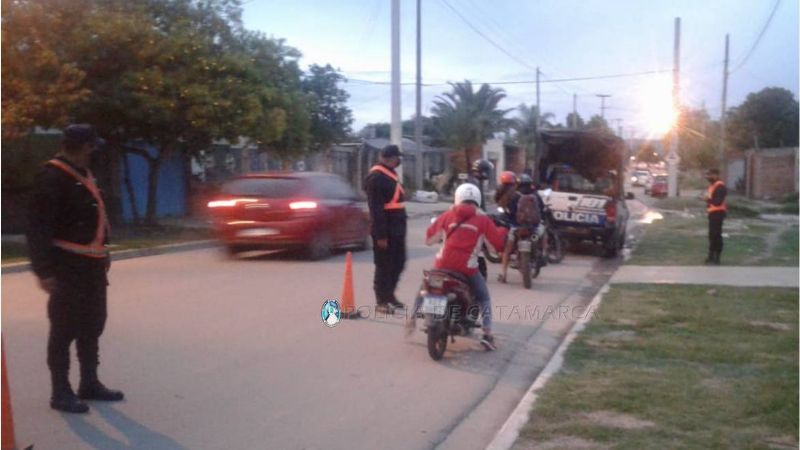 Descontrol: más de 50 vehículos secuestrados y notificaciones por fiesta privada