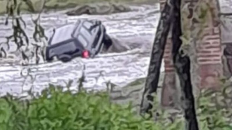 El Río Guayamba arrastró un vehículo y desapareció un hombre