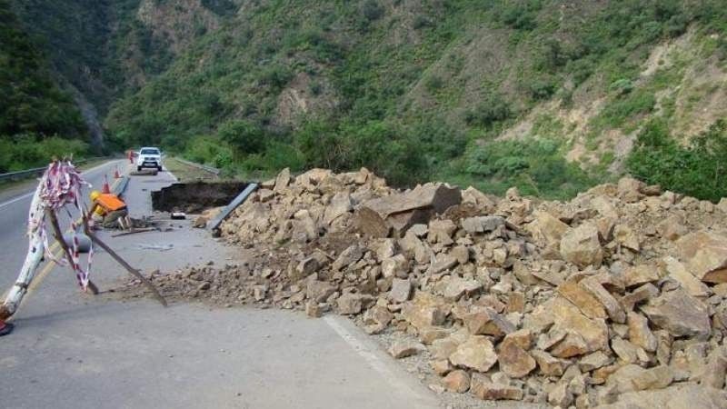 Advierten por desprendimientos sobre calzada en La Cébila