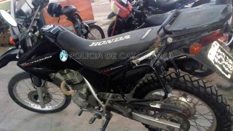 Policías llegaron a un taller y secuestraron una moto robada