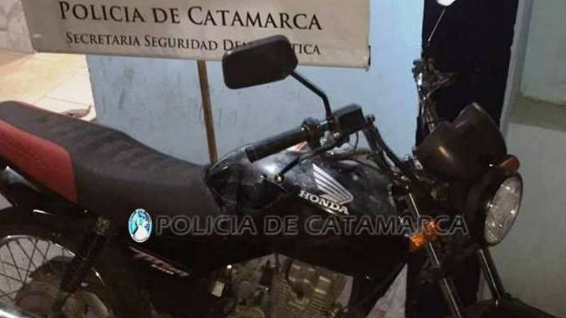 Abandonaron una moto robada y policías encontraron al ladrón