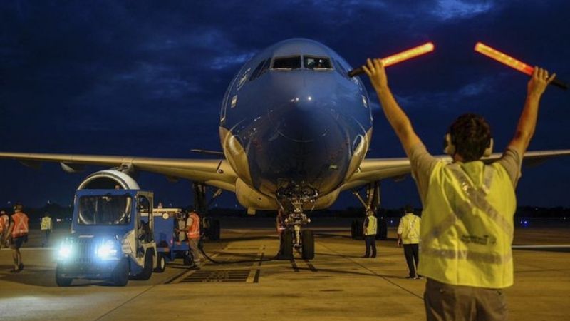 Nuevo vuelo partió a China para traer casi un millón de dosis