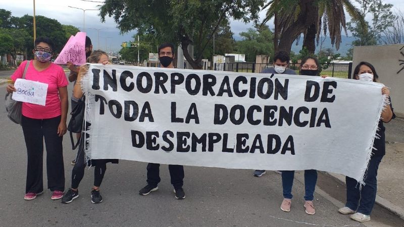 Docentes desempleados volvieron con la protesta pidiendo trabajo