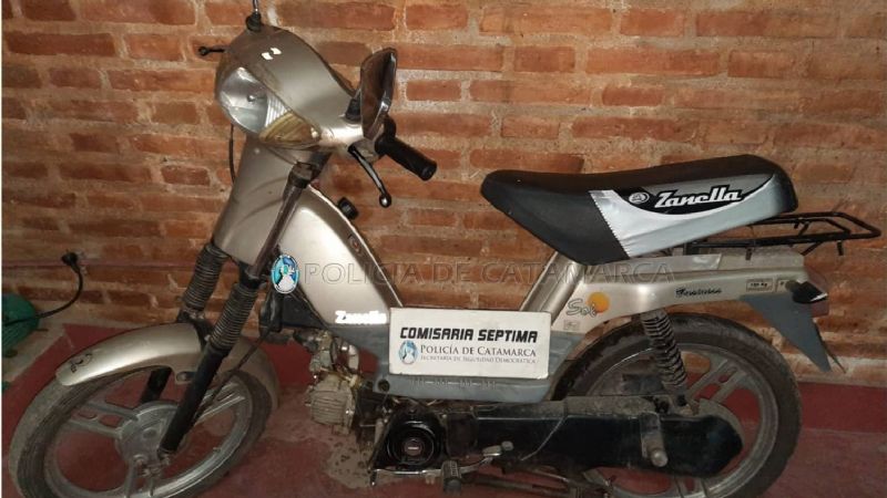 Sorprenden a jovencito empujando una moto que acababa de robar