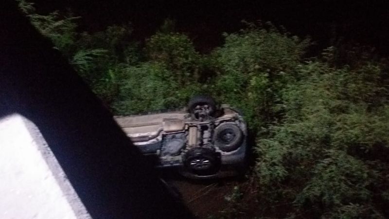 Perdió el control y cayó al río