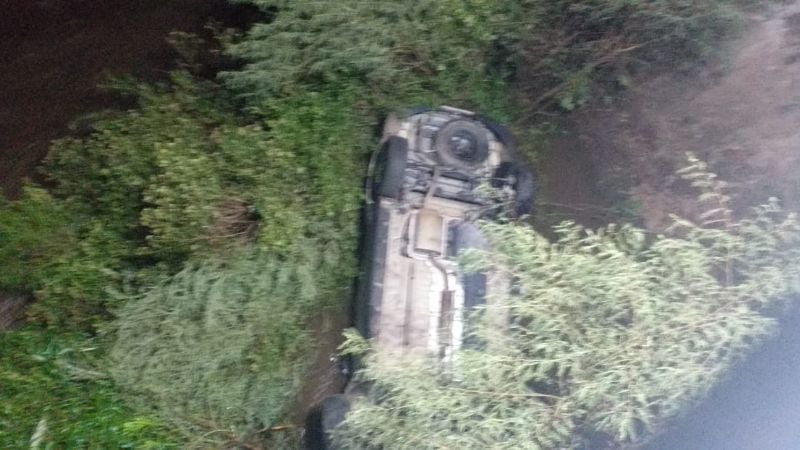 Perdió el control y cayó al río