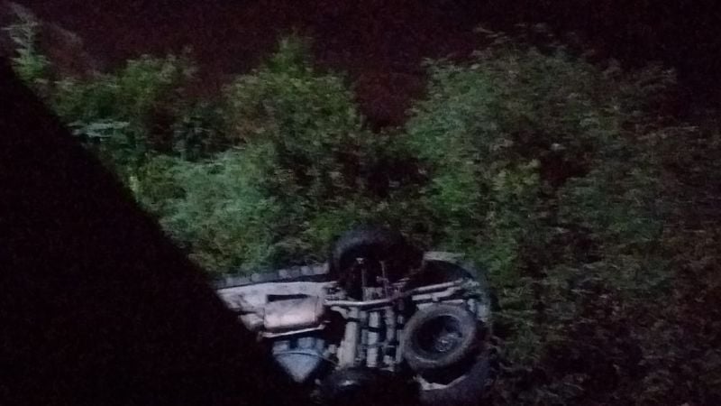 Perdió el control y cayó al río