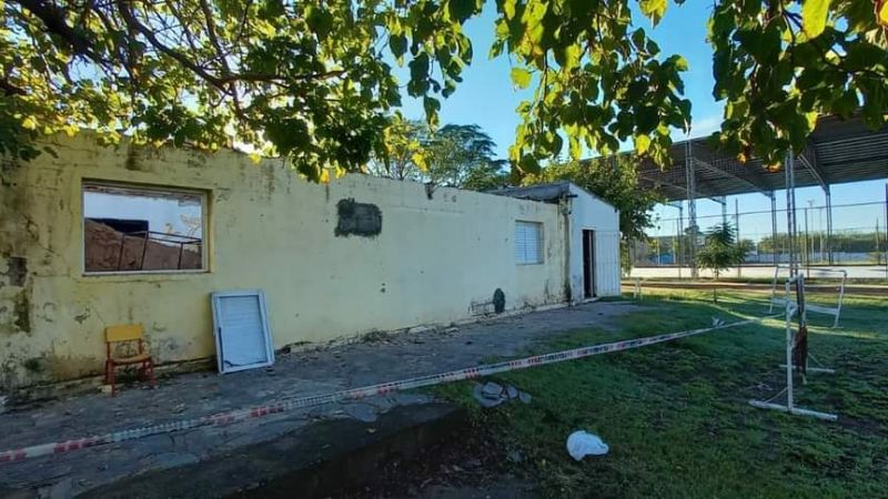 Se derrumbó el techo de una construcción en el Polideportivo