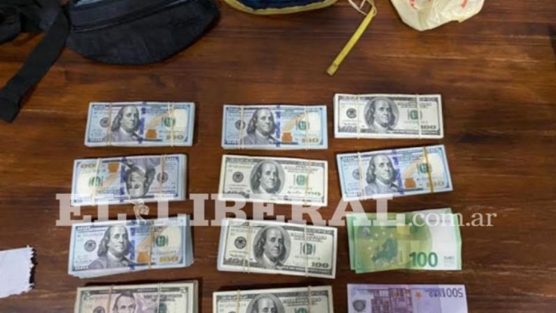 Trasladaba en un colectivo 88.272 dólares y 1.300 euros sin aval legal