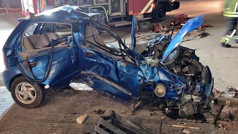 Impactante vuelco de un auto en Río Cuarto: hay tres jóvenes heridos
