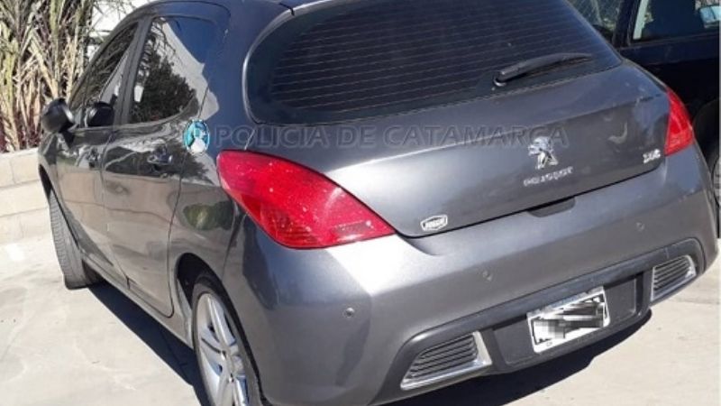 Jóvenes alcoholizados en un vehículo