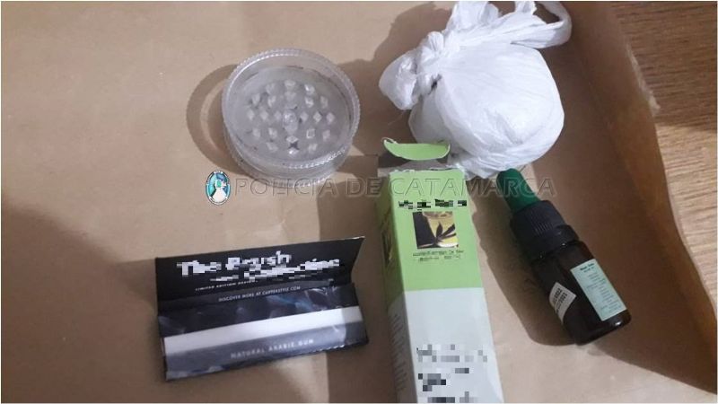 Arrestan a un hombre y secuestran droga y armas de fuego en Santa Rosa