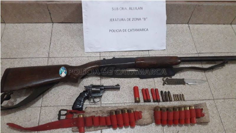Arrestan a un hombre y secuestran droga y armas de fuego en Santa Rosa