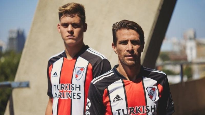 River presentó su tercera camiseta: la tricolor