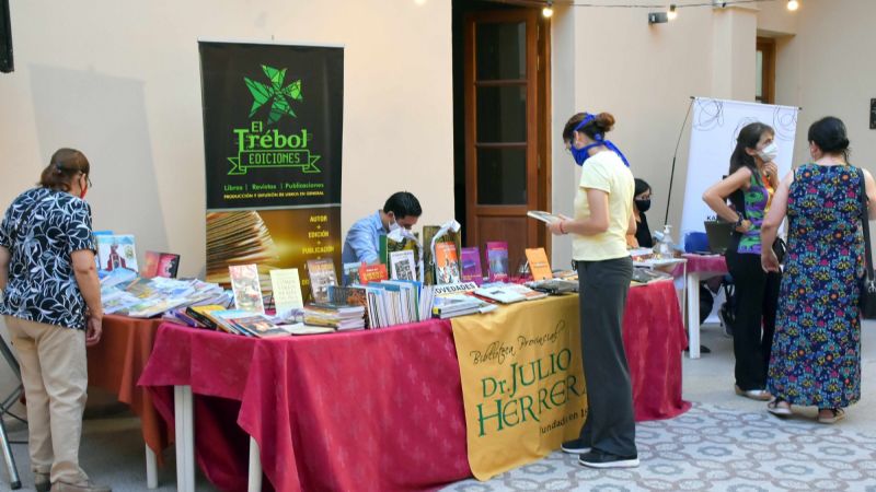 Mercado de libros, nuevos y usados, en la Casa de la Cultura