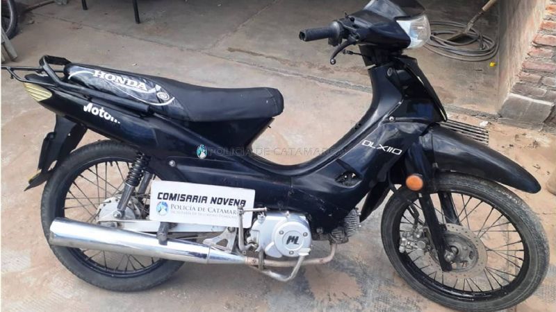 Arrestan a dos sujetos con una moto con numeración adulterada