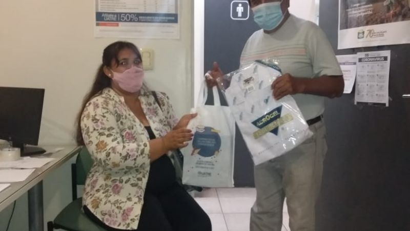 UATRE continúa con la entrega de guardapolvos y kit escolares