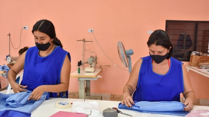 Entrega de materiales de trabajo a cooperativa textil de La Puntilla