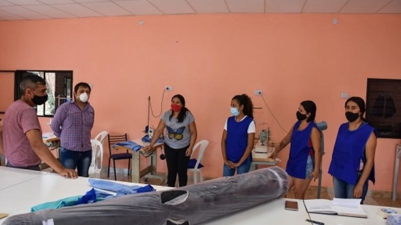 Entrega de materiales de trabajo a cooperativa textil de La Puntilla