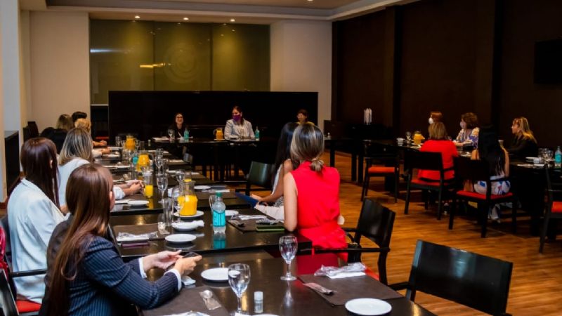 El ministro Guzmán en el cierre de la charla “Mujeres en la economía”