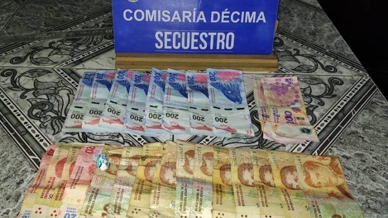 Tres detenidos por robarle la billetera a un taxista