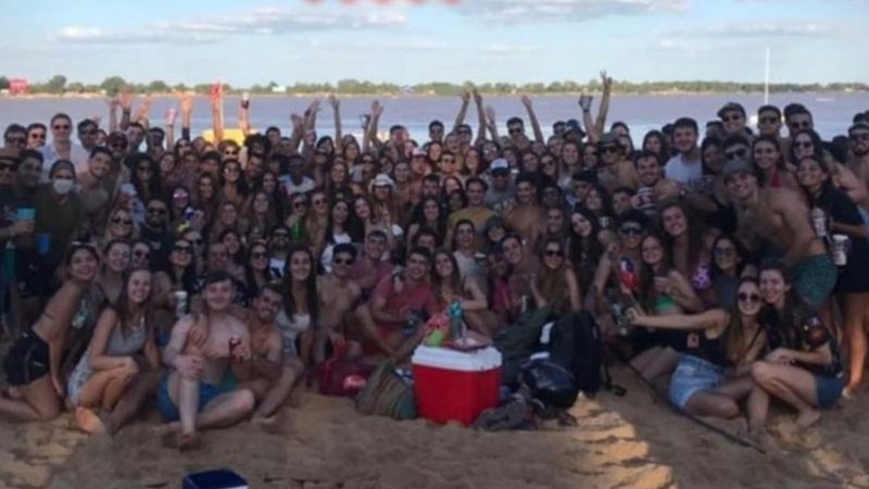 200 futuros médicos armaron un festejo en la playa sin barbijos ni distanciamiento